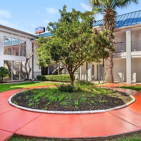 Howard Johnson By Wyndham San Antonio Hotel & Suites 외부 사진