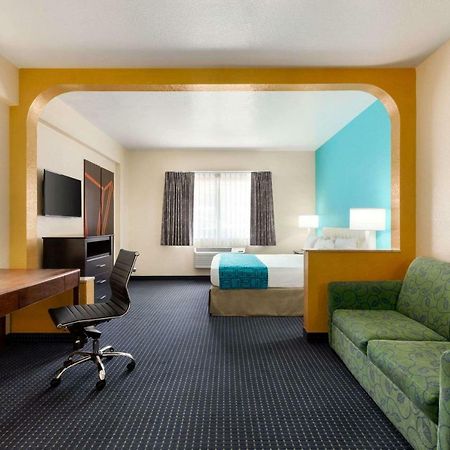 Howard Johnson By Wyndham San Antonio Hotel & Suites 외부 사진
