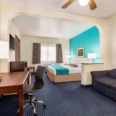 Howard Johnson By Wyndham San Antonio Hotel & Suites 외부 사진