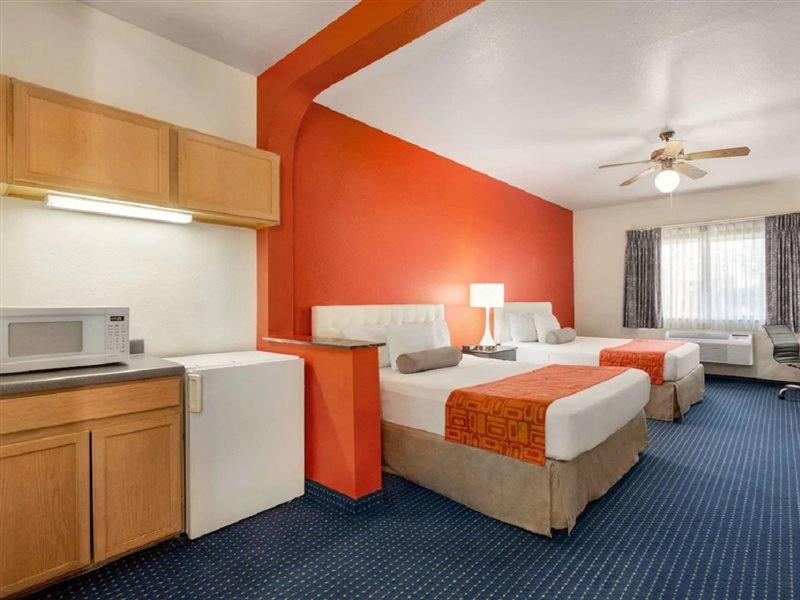 Howard Johnson By Wyndham San Antonio Hotel & Suites 외부 사진