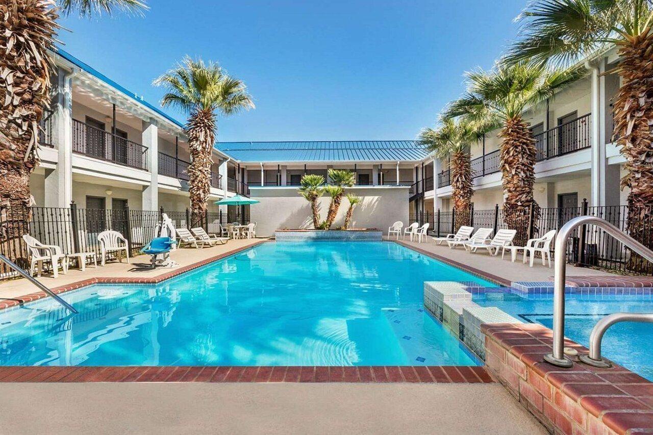 Howard Johnson By Wyndham San Antonio Hotel & Suites 외부 사진