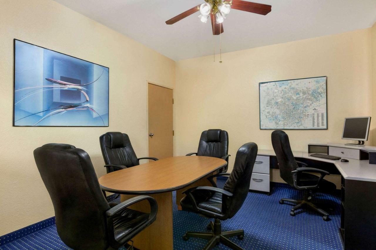 Howard Johnson By Wyndham San Antonio Hotel & Suites 외부 사진