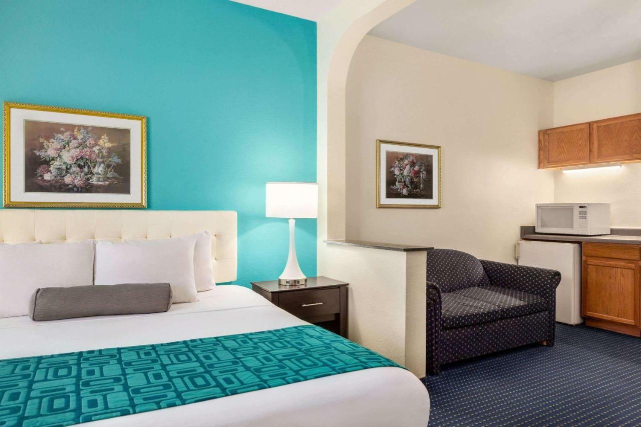 Howard Johnson By Wyndham San Antonio Hotel & Suites 외부 사진