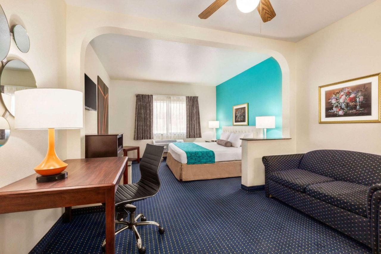 Howard Johnson By Wyndham San Antonio Hotel & Suites 외부 사진