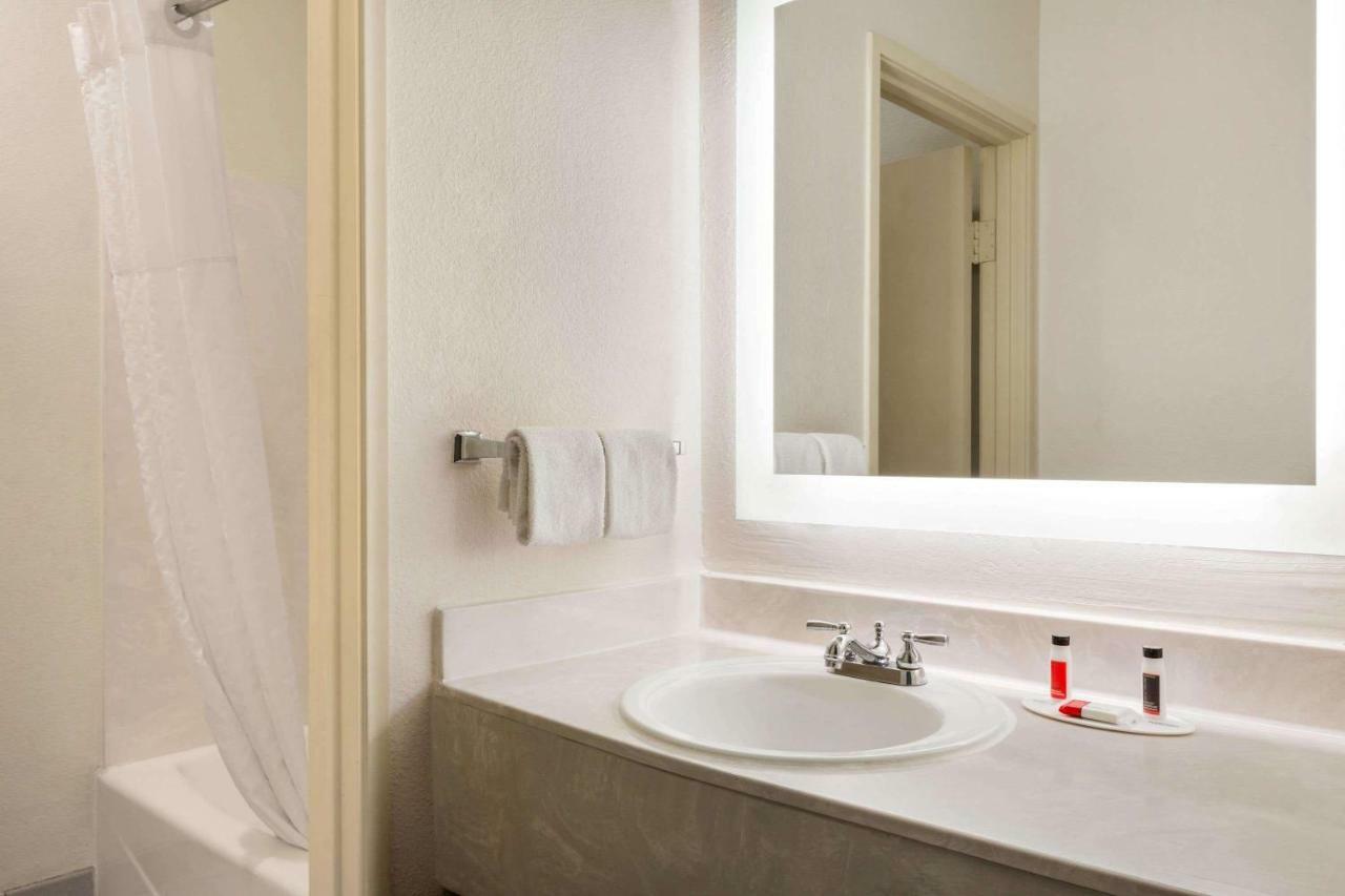 Howard Johnson By Wyndham San Antonio Hotel & Suites 외부 사진