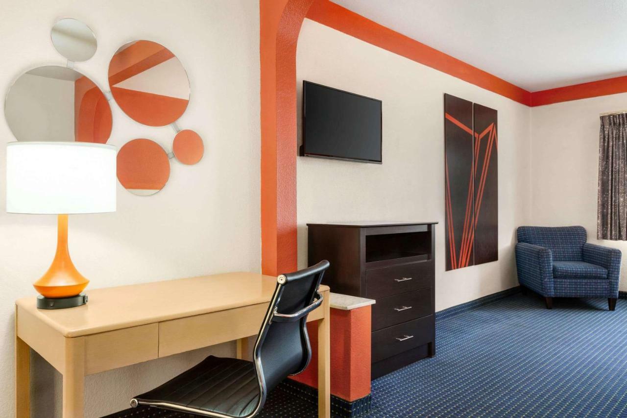 Howard Johnson By Wyndham San Antonio Hotel & Suites 외부 사진