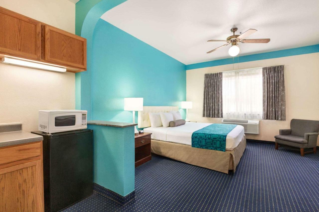 Howard Johnson By Wyndham San Antonio Hotel & Suites 외부 사진