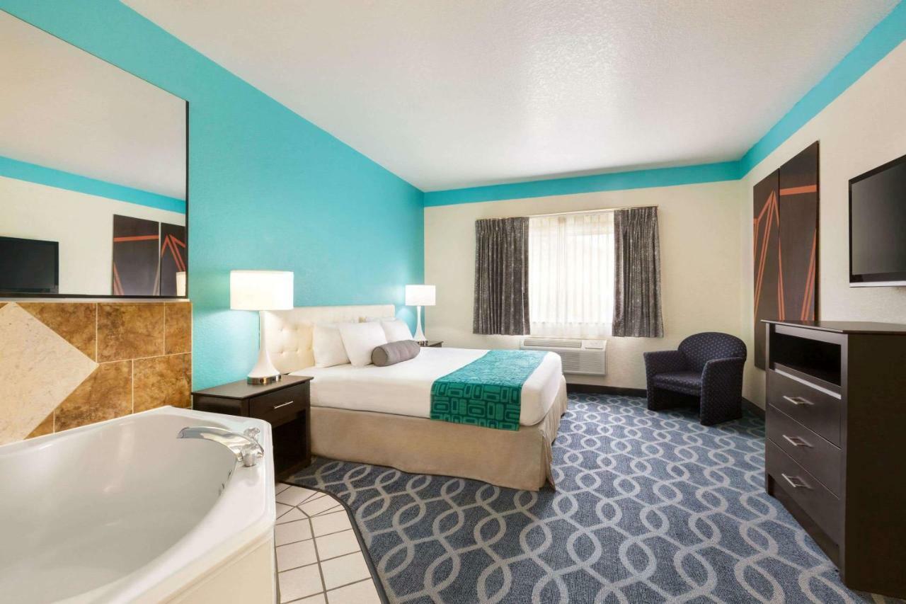 Howard Johnson By Wyndham San Antonio Hotel & Suites 외부 사진
