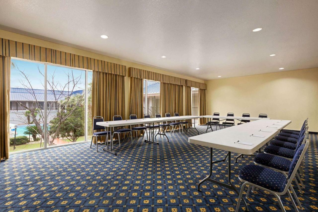 Howard Johnson By Wyndham San Antonio Hotel & Suites 외부 사진