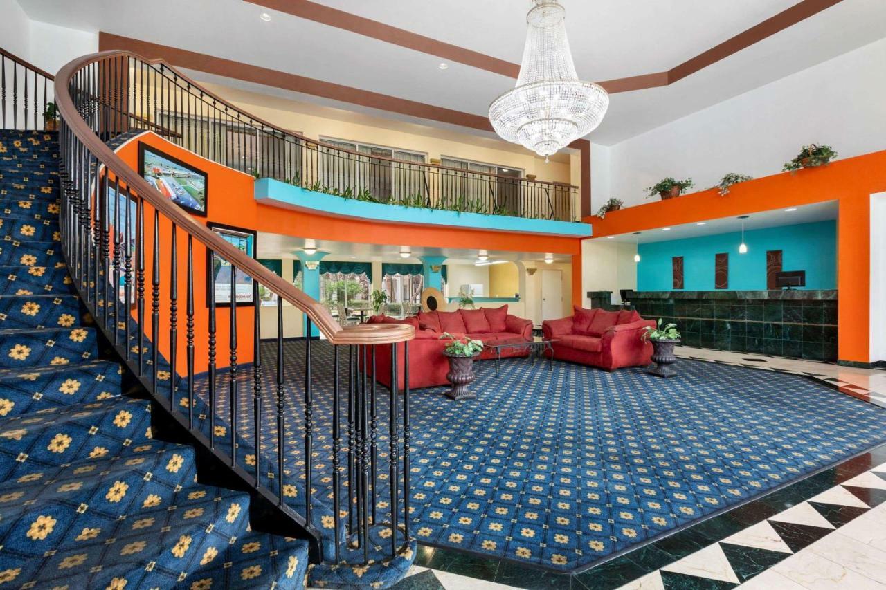 Howard Johnson By Wyndham San Antonio Hotel & Suites 외부 사진