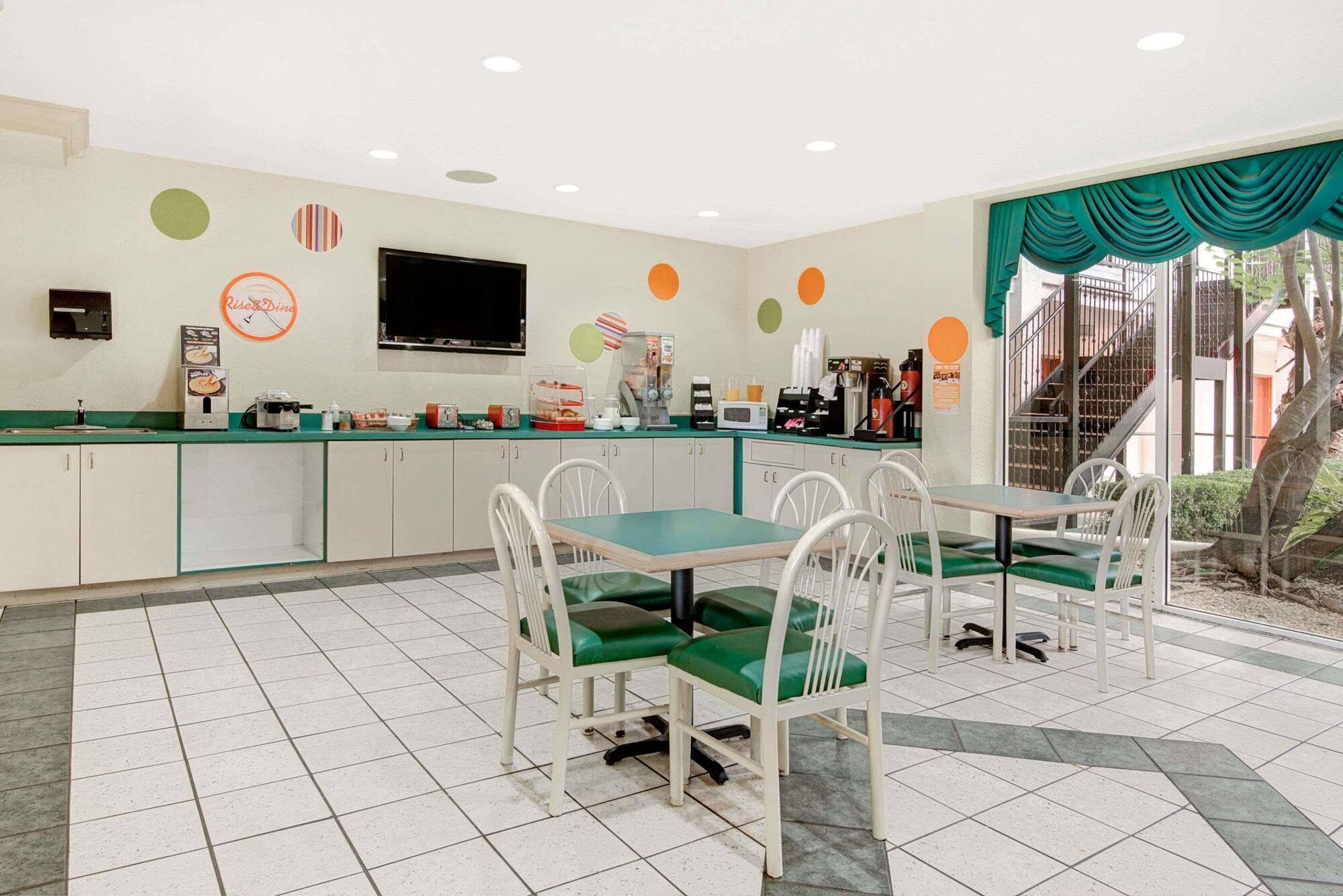 Howard Johnson By Wyndham San Antonio Hotel & Suites 외부 사진