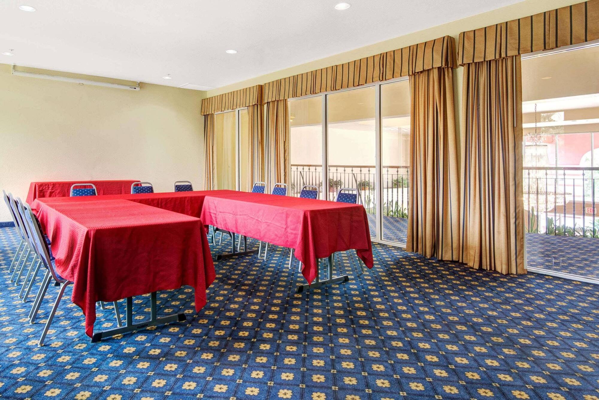 Howard Johnson By Wyndham San Antonio Hotel & Suites 외부 사진